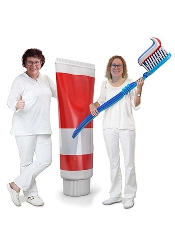 Daniela Krämer & Brigitte Rothaar mit einer Zahnpasta und Zahnbürste